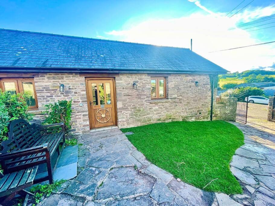 Villa Stone Built Barn In A Beautiful Rural Setting Llangwm-Isaf Exterior foto