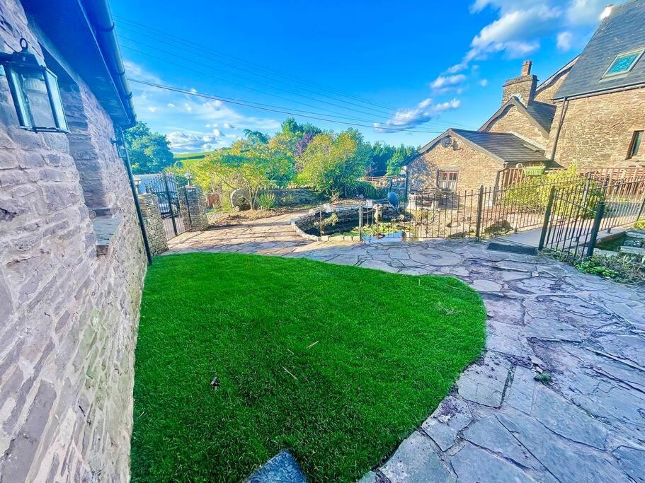 Villa Stone Built Barn In A Beautiful Rural Setting Llangwm-Isaf Exterior foto
